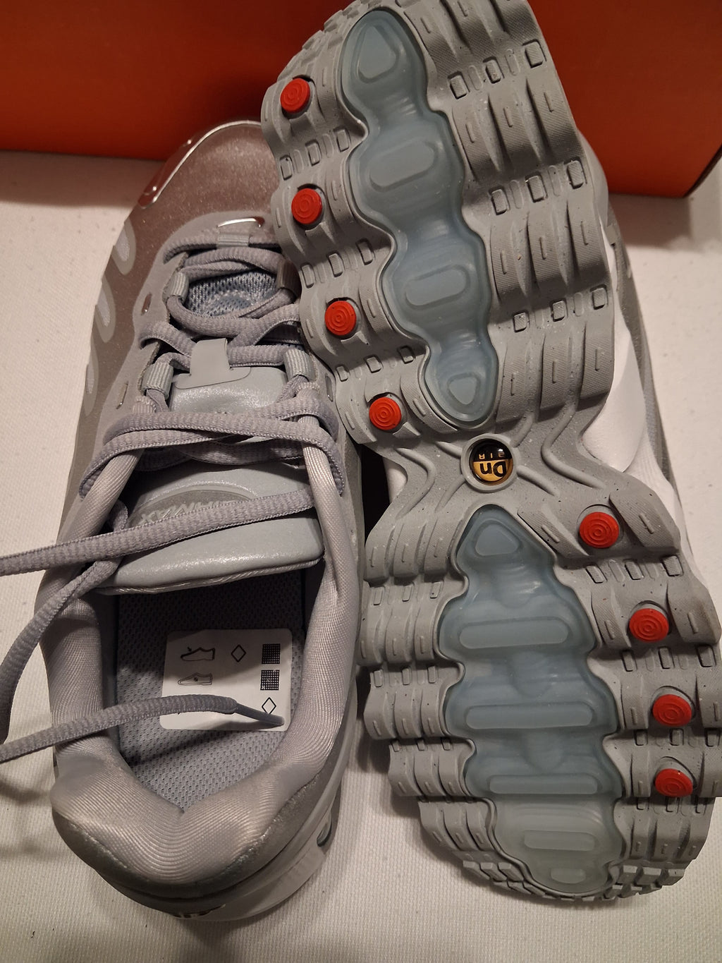 Nike Air Max DN8 GS wolf grey/ metallic silver-off white (37.5)(HF7310 001)