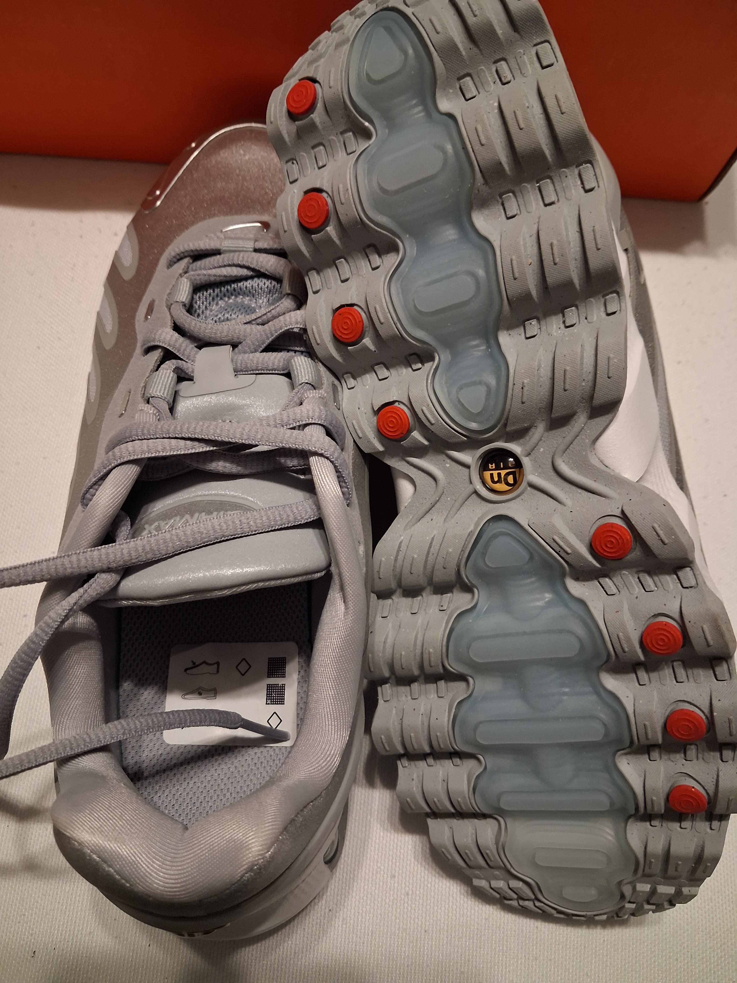 Nike Air Max DN8 GS wolf grey/ metallic silver-off white (37.5)(HF7310 001)