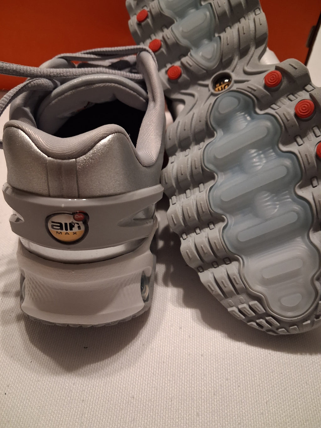 Nike Air Max DN8 GS wolf grey/ metallic silver-off white (37.5)(HF7310 001)