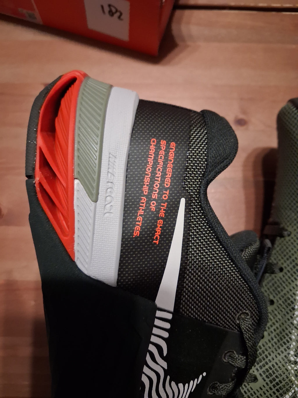 nike metcon 8 cargo khaki/light bone - sequoia (41)(do9328 301)
